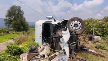 Muere operador de tráiler tras aparatoso accidente en el Arco Norte; circulación colapsó por más de ocho horas