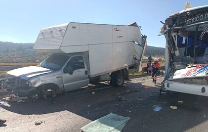 Choque entre autobús y camioneta paraliza la México-Tuxpan