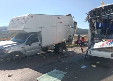 Choque entre autobús y camioneta paraliza la México-Tuxpan