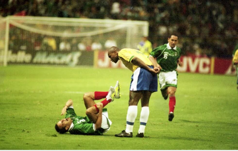 Cuauhtémoc Blanco permanece en el suelo, mientras Serginho le grita por “fingir” su caída. El delantero americanista pudo tener dos goles durante la final contra Brasil y recibir el Balón de Oro por máximo goleador, pero una de sus anotaciones fue anulada al minuto 15 por una aparente posición adelantada. Foto: Archivo EL UNIVERSAL.