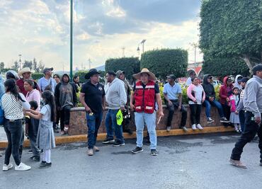 Padres de familia se manifiestan para exigir docente