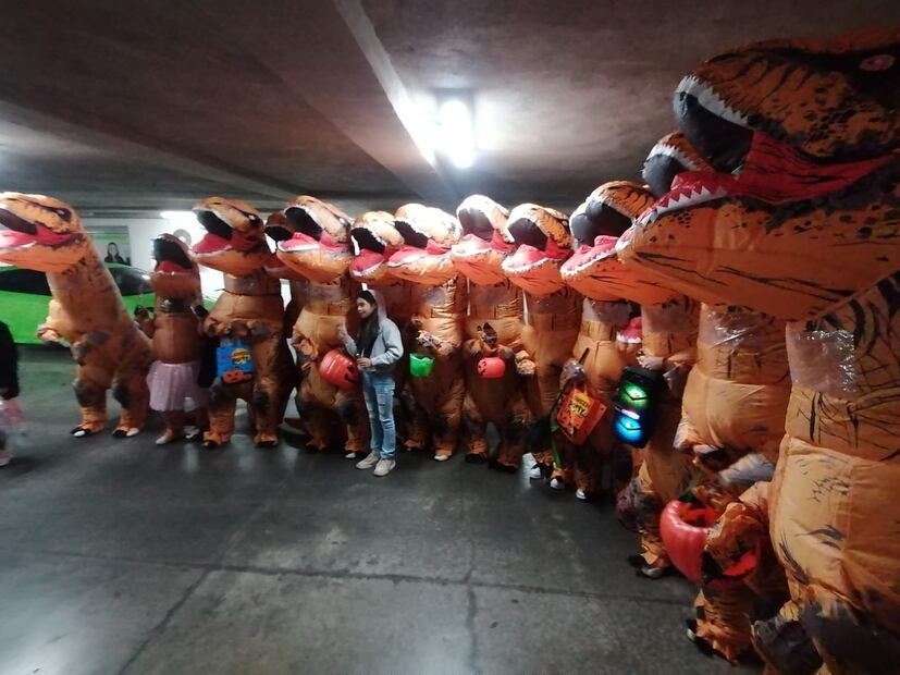 Una decena de tiranosaurios sorprendieron a cientos de personas en la plaza Independencia de Pachuca Foto: Josué Ortiz