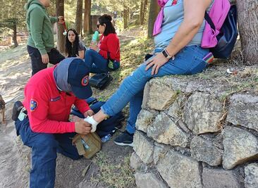 Bomberos de Hidalgo instalan módulo de auxilio turístico en la presa El Cedral