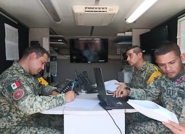 Sin camino, pero con señal; Defensa Nacional contacta comunidades incomunicadas por derrumbes