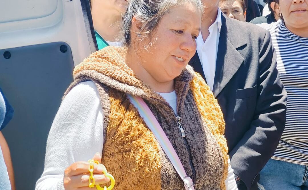 Los padres de familia de las víctimas del triple homicidio en Santiago Tulantepec, acompañados por familiares, vecinos y amigos, clamaban justicia a las autoridades mientras sacaban los ataúdes de Joselyn y Guadalupe I
Foto: Grisel Lira