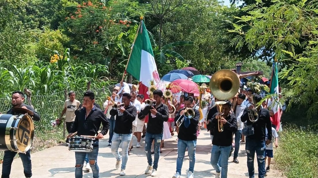 En el marco del Día Internacional de los Pueblos Indígenas, habitantes y médicos tradicionales de la comunidad Tlalchiyahualica, Yahualica, llevaron a cabo un ritual espiritual en el centro ceremonial conocido como La Pirámide I Foto: Especial