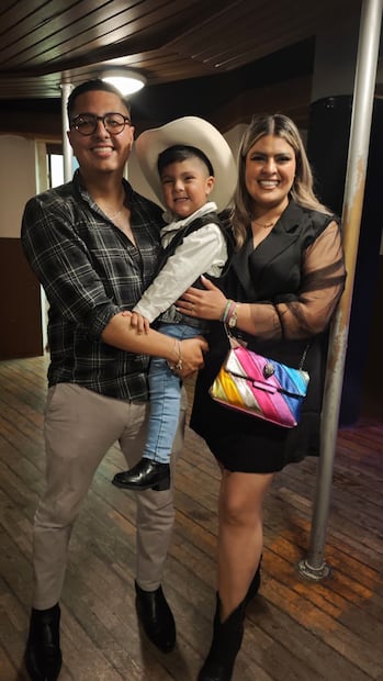 El pequeño Luciano González de 3 años subió al escenario para bailar un huapango junto a la agrupación. I Foto: Especial