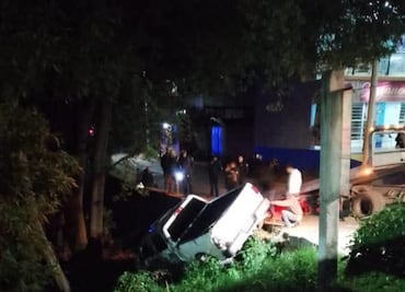 Volcadura deja dos lesionados en puente vehicular de Acatlán