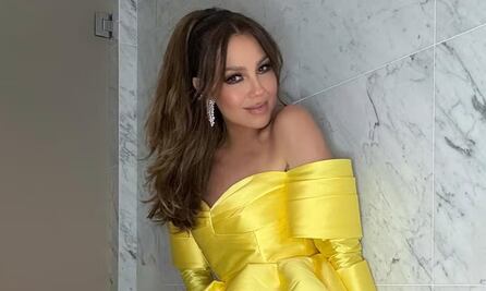 Thalía luce traje de baño completo blanco, simple y elegante 