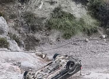 Camioneta se desbarranca en Xhajá, Zimapán; un lesionado