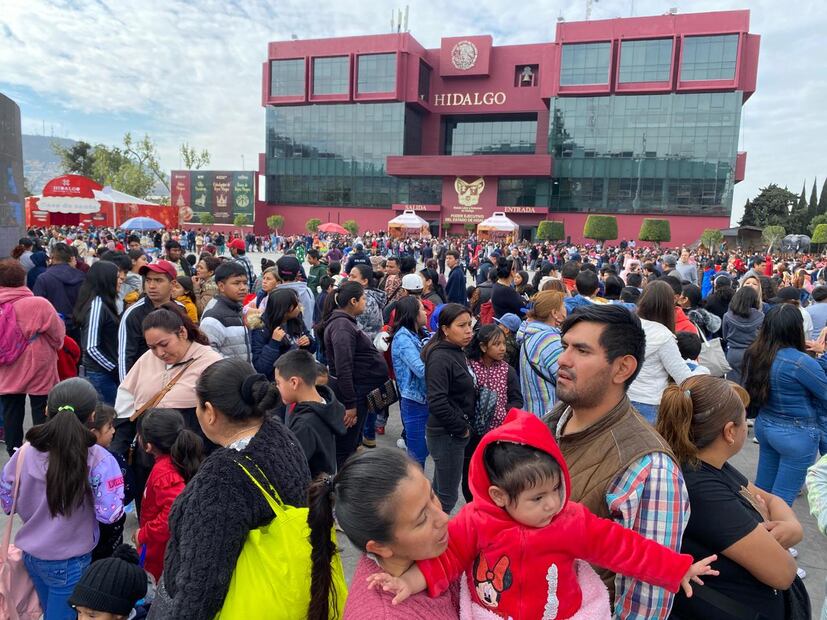 Reparten 8 mil roscas de Reyes y celebran con familias en Plaza Juárez | Foto: Luis Soriano