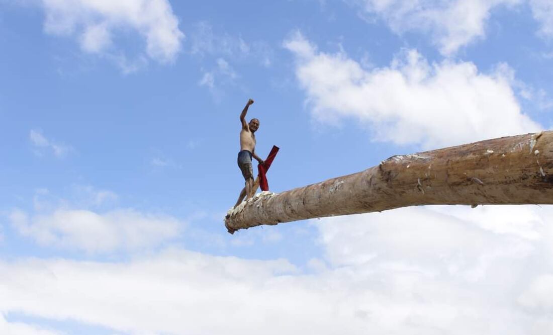 Carlos Moreno Amador gana por segundo año consecutivo en la tradicional Cucaña, se lleva un guajolote, una bicicleta y seis mil pesos en efectivo. I foto: Grisel Lira