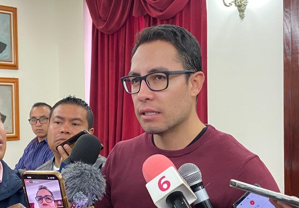 El lunes pasado Óscar Pelcastre se reunió con Eduardo Trejo Lino, secretario general del municipio, y acordaron que alrededor de 100 limpiaparabrisas agremiados a la Foideh estarán en las calles | Foto: Luis Soriano