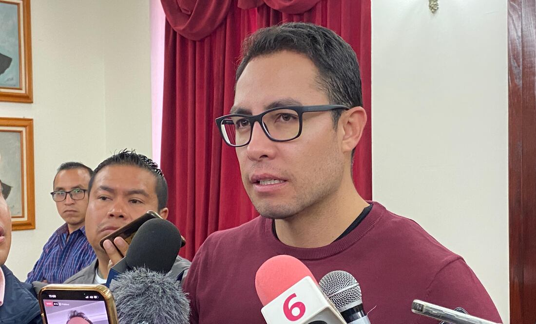 El lunes pasado Óscar Pelcastre se reunió con Eduardo Trejo Lino, secretario general del municipio, y acordaron que alrededor de 100 limpiaparabrisas agremiados a la Foideh estarán en las calles | Foto: Luis Soriano