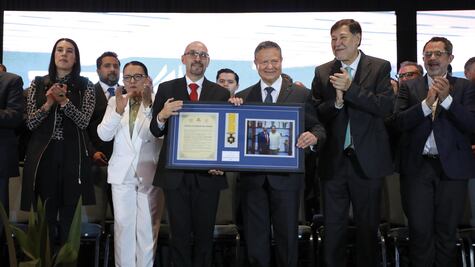 Julio Menchaca recibe la medalla Sendero de Honor de Concanaco Servytur