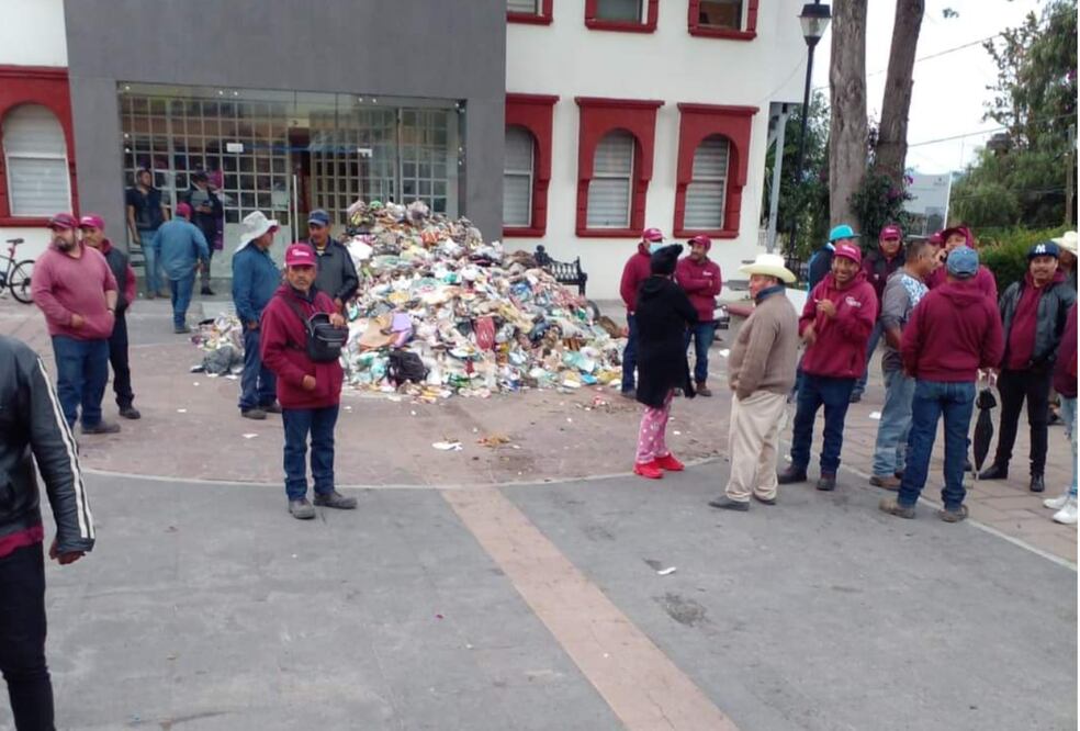 ras una jornada de protestas de integrantes del Sindicato de Trabajadores al Servicio del Municipio de Tepeapulco, quienes bloquearon la entrada del palacio municipal y luego prendieron fuego a basura, el alcalde electo Alfredo González Quiroz intervino para que se atendieran las peticiones de los manifestantes. Foto: Especial