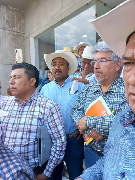 Usuarios de riego del módulo de Ajacuba se manifiestan en Conagua | Foto: Miriam Aviles