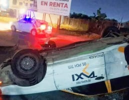 Vuelca taxi metropolitano sobre Bulevar Nuevo Hidalgo