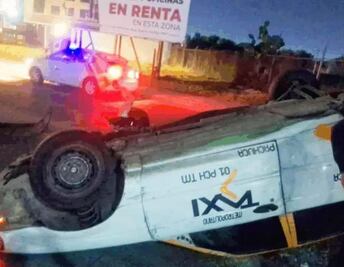Vuelca taxi metropolitano sobre Bulevar Nuevo Hidalgo