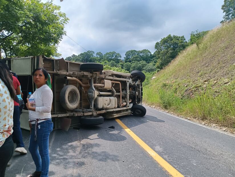 Una camioneta de transporte público volcó la mañana de este jueves sobre el tramo federal México- Tampico, a la altura de la Comunidad de Santa Marta I Foto: Especial