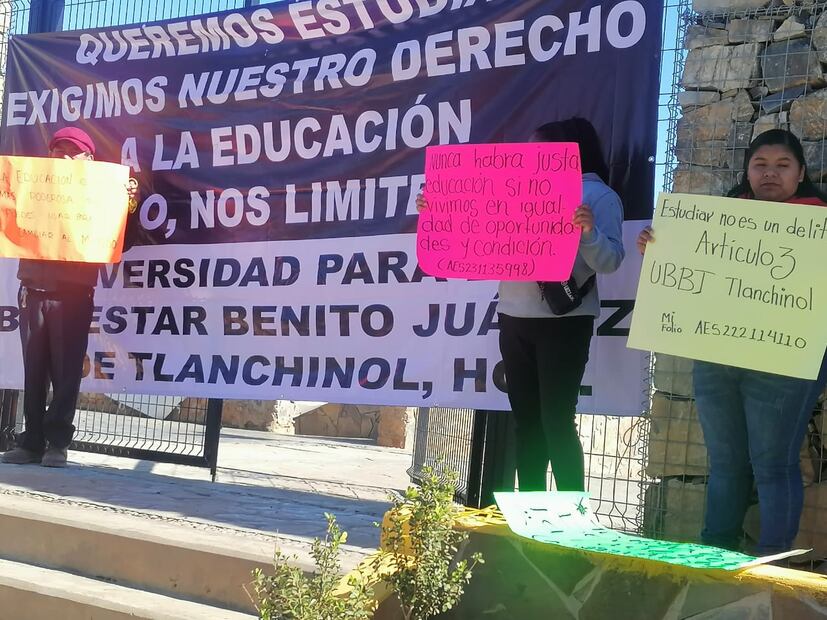 Alumnos cierran Universidad Bienestar en Tlanchinol | Foto: Especial