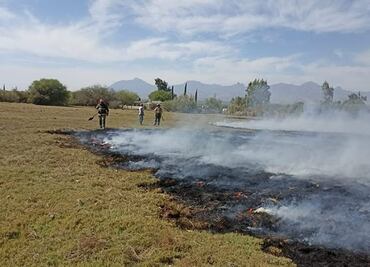 Incendio de tules moviliza a bomberos en Ixmiquilpan