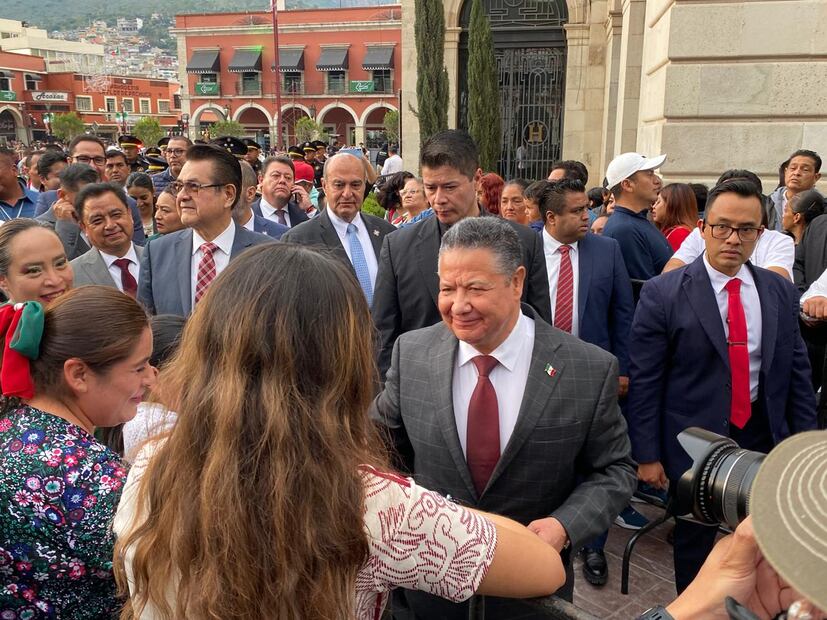 Julio Menchaca camina y saluda a los asistentes a la Plaza Juárez a unas horas de la ceremonia del grito de Independencia 

Fotos Luis Soriano
