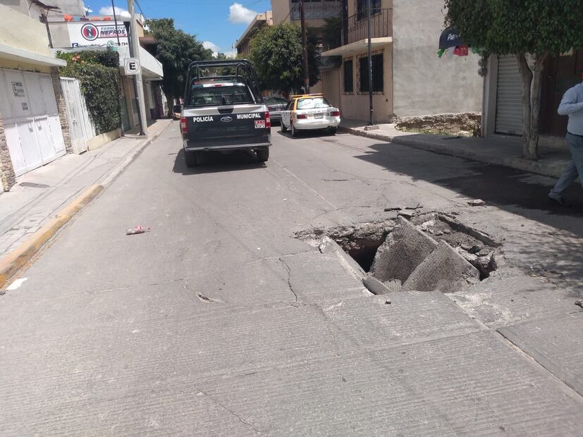 El gobierno municipal de Tula informó del cierre de la calle y explicó que el hundimiento se debe a que el drenaje de la zona está colapsado Foto: Joselyn Sánchez