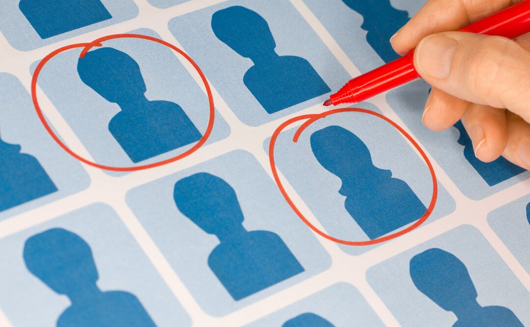 En dos licitaciones públicas emitidas por el IEEH no se logró contratación y se declararon desiertas. Inftel fue finalmente adjudicada al reportarse como apta en costo y servicio ofrecido.