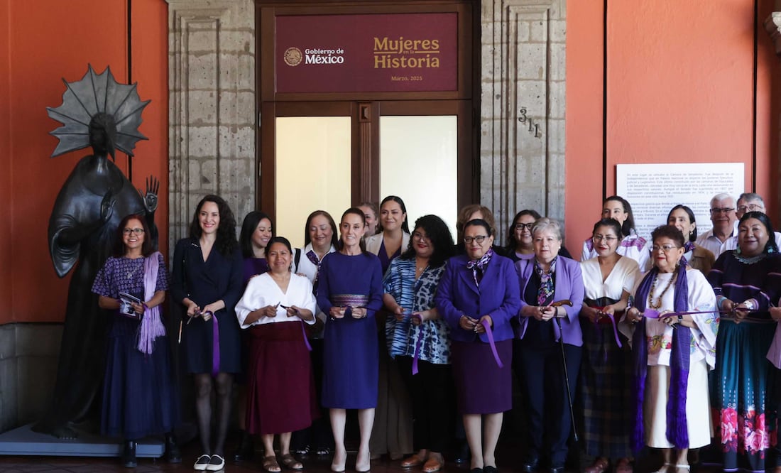 La presidenta Claudia Sheinbaum encabeza el corte de listón con el que se inaugura la sala "Mujeres en la Historia" dentro de Palacio Nacional. Agencia EL UNIVERSAL/Carlos Mejía/ARMM