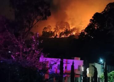 Recomiendan evacuación tras incendio en Zimapán
