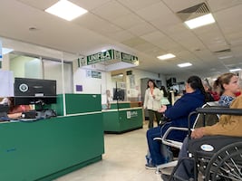 Derechohabientes del IMSS enfrentan largas filas para agendar estudios de laboratorio en Pachuca