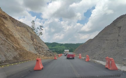 Derrumbe bloquea dos carriles de super carretera en la vía Huejutla -San Felipe