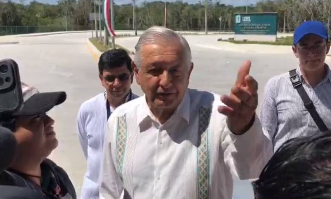 López Obrador señaló que puede hablar de política, pero hará una consulta a los consejeros electorales | Foto: Especial