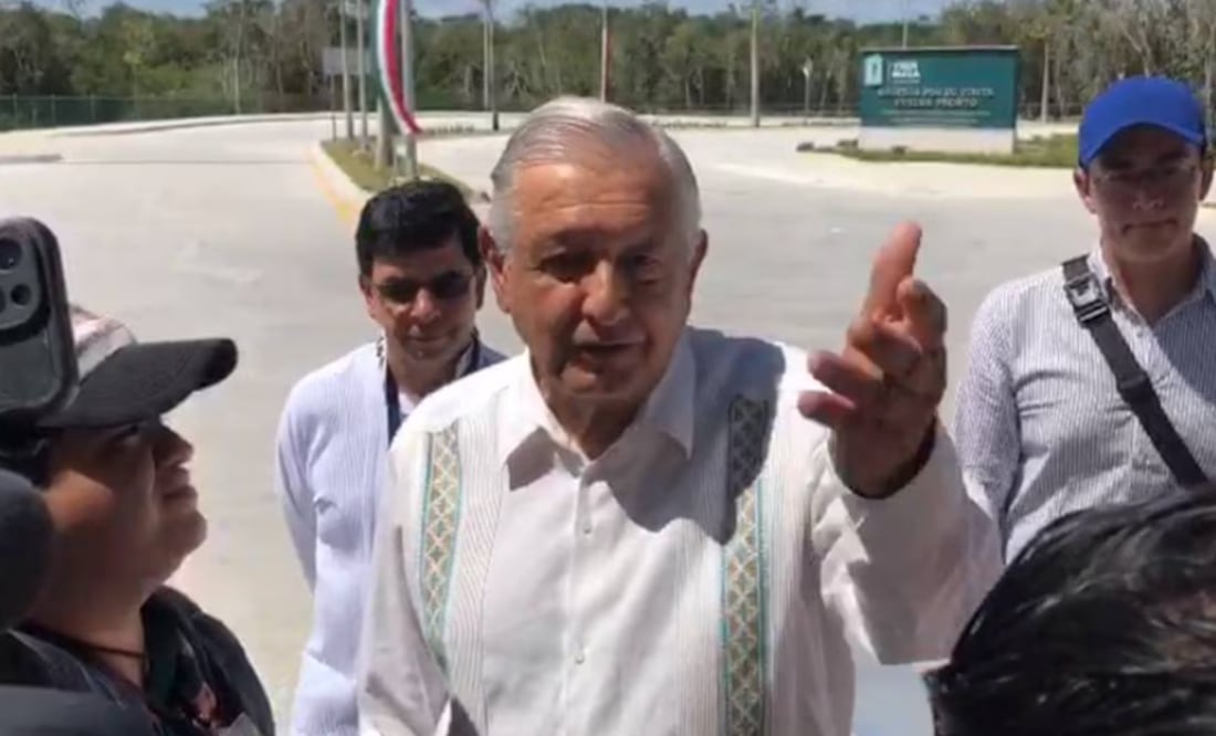 López Obrador señaló que puede hablar de política, pero hará una consulta a los consejeros electorales | Foto: Especial