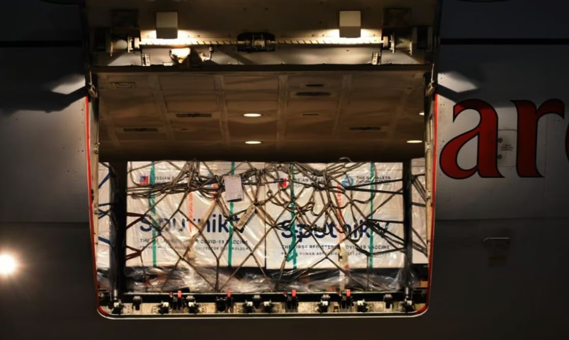 Arribaron 600 mil dosis de vacuna Sputnik V, contra Covid-19, a la 1:39 horas, al Aeropuerto Internacional “Felipe Ángeles” en el vuelo EK-9919 de la aerolínea Emirates | Foto: Especial