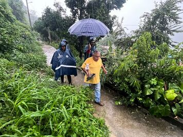 Evacuan a familia de Huejutla  por riesgo del colapso de nsu vivienda