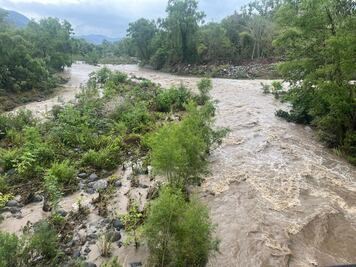 Rescatan a pareja atrapada por creciente repentina en el río Tehuetlán