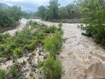 Rescatan a pareja atrapada por creciente repentina en el río Tehuetlán
