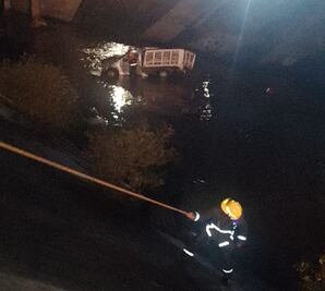 En Tulancingo, camioneta cae al río; tres lesionados