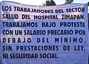 Trabajadores del Hospital de Zimapán bloquean carretera para exigir salarios dignos