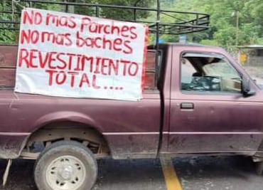 Pobladores de la Sierra Gorda bloquean carretera, exigen revestimiento total de la vía