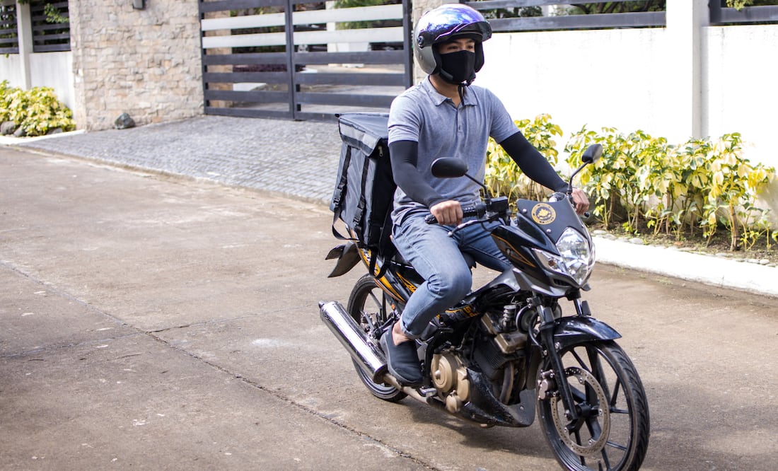 La semana pasada un trabajador por aplicación falleció al ser atropellado por un automóvil en la supervía Colosio | Foto: Studio Philippines