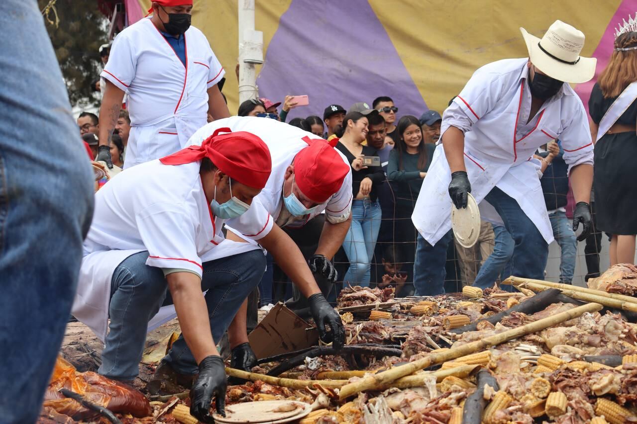 Los asistentes pudieron disfrutar de la denominada barbacoa más grande de México, en la cual se utilizaron más de 50 borregos, además de 200 pollos con consomé, los cuales fueron distribuidos de manera gratuita I Foto: Especial