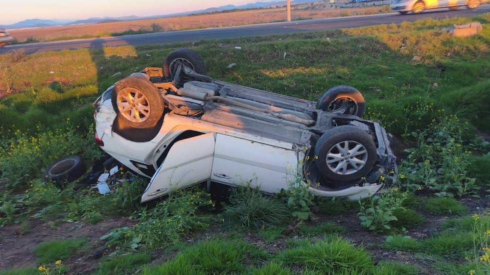 Volcadura de camioneta deja dos lesionados sobre la carretera México-Pachuca 