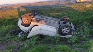 Volcadura de camioneta deja dos lesionados sobre la carretera México-Pachuca