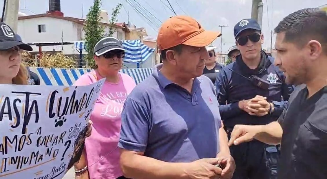 Vecinos de Santiago Tulantepec bloquean carretera por brutal agresión a Gabin, un perro maltratado | Foto: Grisel Lira