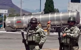 Fuga de gasolina en estación de combustible de San Agustín Tlaxiaca