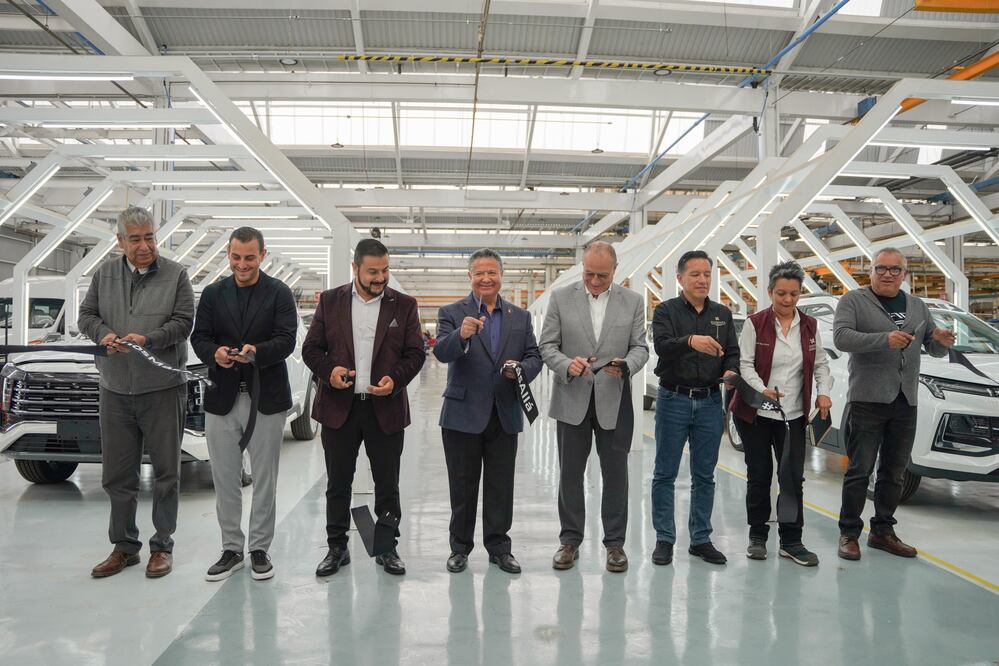 El gobernador de Hidalgo, Julio Menchaca Salazar, recorrió la planta Giant Motors Latinoamérica - JAC México, ubicada en Ciudad Sahagún, Tepeapulco, y participó en la inauguración de las nuevas líneas de producción