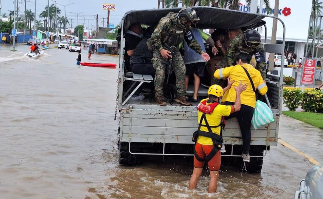 Marina rescata a casi mil 300 personas por inundaciones en Acapulco, tras paso de “John” en Guerrero. Foto: especial